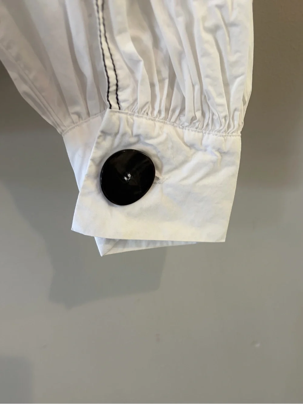 white Zara Woman topstitching blouse with puff sleeves. Size small.
